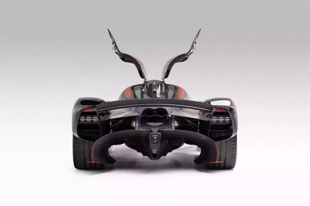 Ban đầu, nó có màu đen đóng, sau đó chuyển sang các màu vàng, cam và đỏ, nhưng không phải kiểu đổi màu theo góc nhìn như các bộ áo tán sắc.