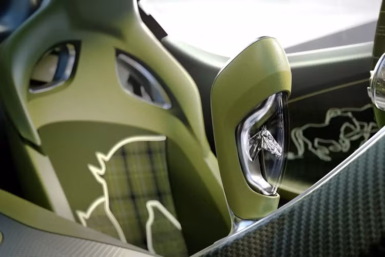 Brouillard dựa trên khung nguyên khối dạng bồn bằng sợi carbon và nhôm của dòng Chiron, cũng được sử dụng trên Divo, La Voiture Noire, Centodieci, W16 Mistral và Bolide chỉ dành cho đường đua. Vì vậy xe được trang bị phiên bản mạnh mẽ nhất của động cơ W16 4 tăng áp 8.0 lít, sản sinh công suất 1.578 mã lực (1.177kW hoặc 1.600PS).