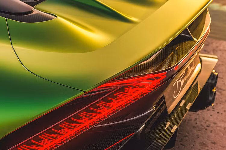 Các vòm bánh sau cơ bắp hòa quyện vào phần đuôi xe được thiết kế riêng, tích hợp hốc gió trên nóc. Phía sau, cánh đuôi vịt tích hợp được khéo léo hòa quyện vào thiết kế đuôi xe, góp phần tạo lực ép xuống mặt đường và tạo hiệu ứng thị giác ấn tượng. Đèn hậu LED hình chữ X dường như được lấy từ mẫu W16 Mistral, nhưng ống xả hình tứ giác trên bộ khuếch tán sau lại giống với Chiron Super Sport hơn.