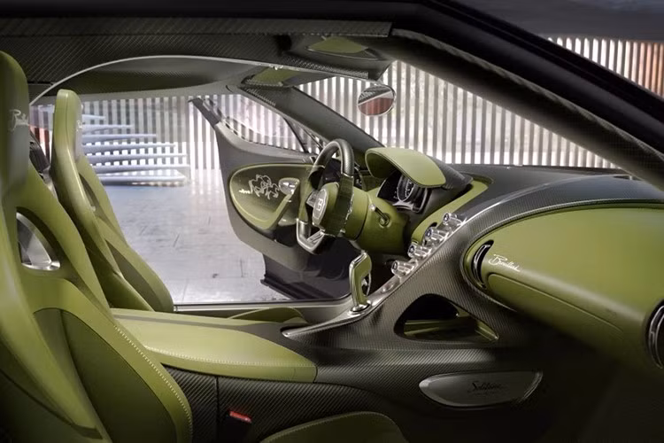 Một chi tiết nổi bật là bức tượng ngựa Brouillard được chế tác thủ công, đặt trong cửa sổ pha lê trên cần số bằng nhôm. Họa tiết ngựa cũng được thêu trên các tấm ốp cửa và tựa lưng ghế, nhấn mạnh thêm ý nghĩa của loài ngựa mà xe mang tên.