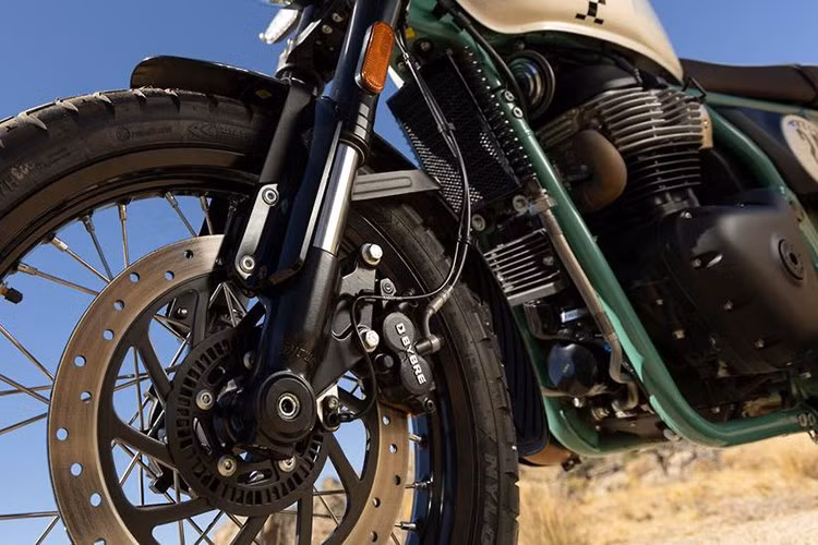 Với khoảng sáng gầm xe 184 mm, bánh trước 19 inch và bánh sau 17 inch đi kèm lốp đa dụng, Bear 650 sẵn sàng chinh phục cả đường phố lẫn những chuyến phiêu lưu off-road nhẹ nhàng.