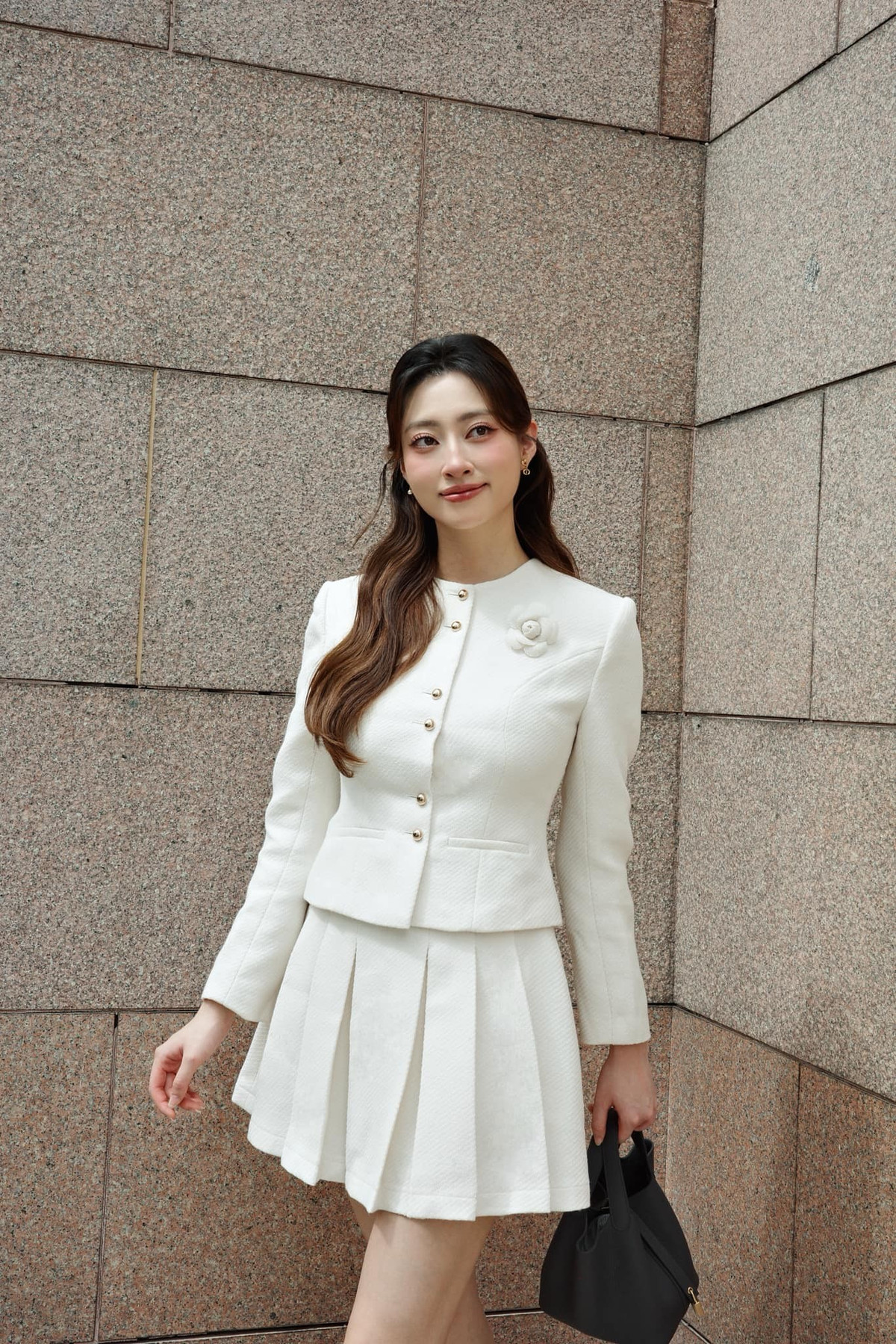 Không chỉ nổi bật về nhan sắc, Lương Thùy Linh còn được ngưỡng mộ bởi thành tích học tập tốt. Cô từng là sinh viên Trường Đại học Ngoại thương Hà Nội, sở hữu IELTS 7.5 và có khả năng giao tiếp tiếng Anh lưu loát.