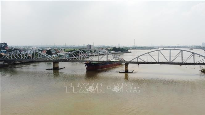 Nhịp giữa Cầu Ghềnh bị tàu hàng đâm va khiến đường ray bị xô lệch; tuyến đường sắt Bắc - Nam qua cầu Ghềnh bị tê liệt. Ảnh: Sỹ Tuyên/TTXVN