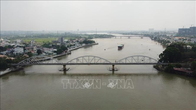 Nhịp giữa Cầu Ghềnh bị tàu hàng đâm va khiến đường ray bị xô lệch; tuyến đường sắt Bắc - Nam qua cầu Ghềnh bị tê liệt. Ảnh: Sỹ Tuyên/TTXVN