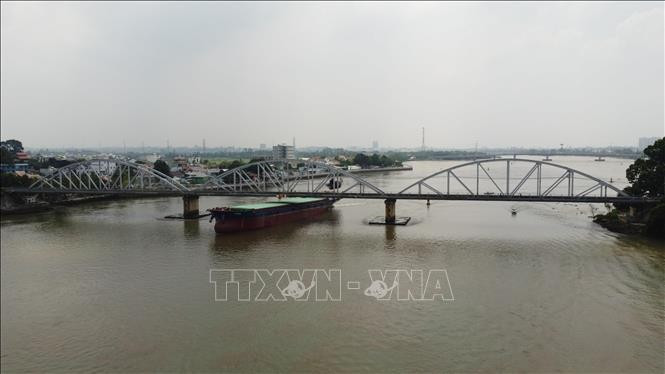 Nhịp giữa Cầu Ghềnh bị tàu hàng đâm va khiến đường ray bị xô lệch; tuyến đường sắt Bắc - Nam qua cầu Ghềnh bị tê liệt. Ảnh: Sỹ Tuyên/TTXVN