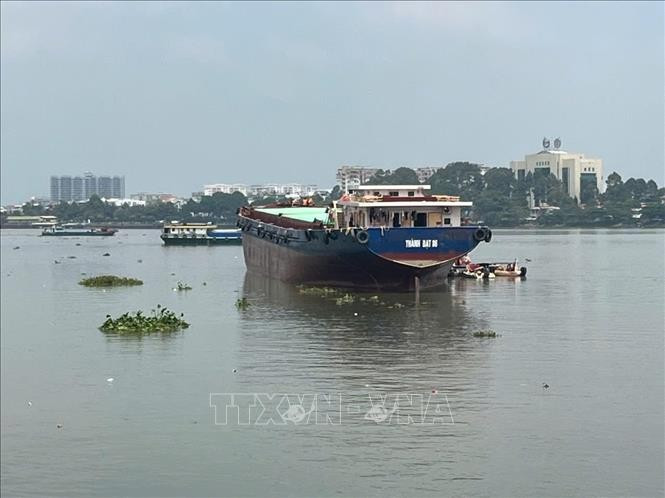 Tàu Thành Đạt 86 hiện neo đậu trên sông Đồng Nai phía Tây Cầu Ghềnh để phục vụ công tác điều tra. Ảnh: Sỹ Tuyên/TTXVN