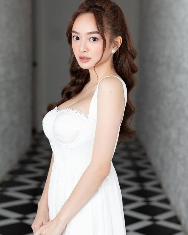 Gương mặt giờ đây thon gọn, đường nét sắc sảo hơn, phong thái cũng trưởng thành và tự tin hơn rất nhiều so với thời mới chập chững bước vào showbiz.