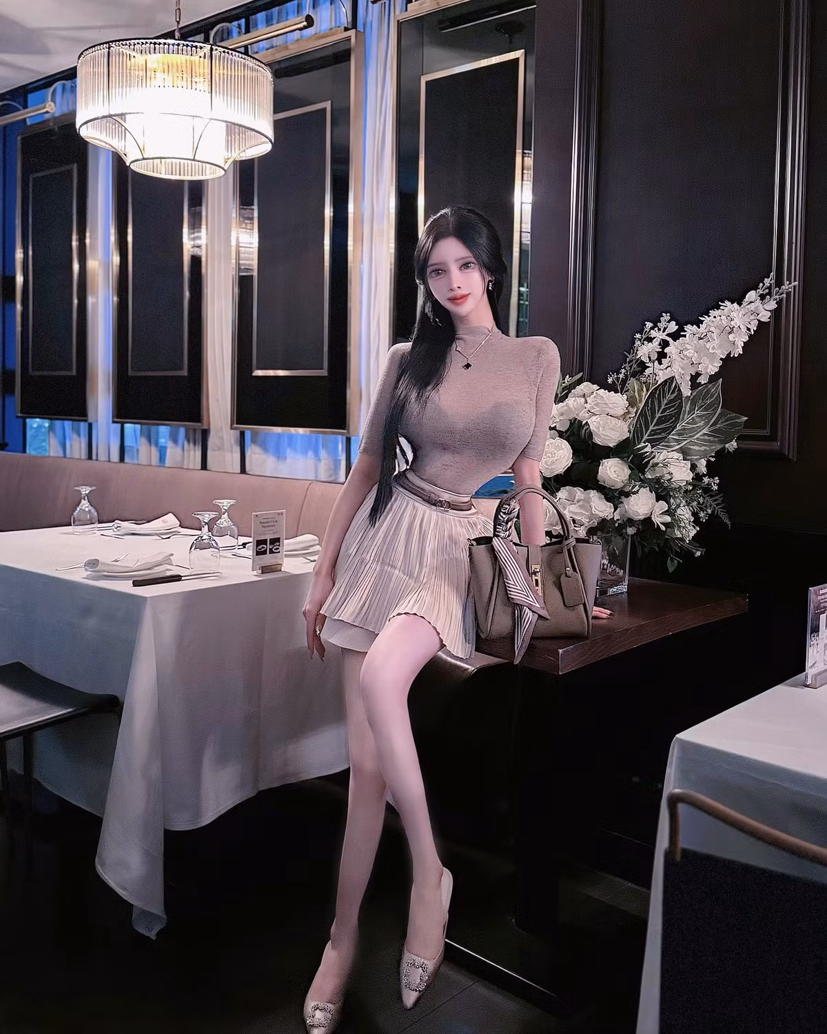 Bên cạnh đó, cũng có netizen nghĩ rằng cô nàng này cố tình khịa tiêu chuẩn làm đẹp của Hàn Quốc với da trắng, mặt V-line, eo nhỏ, chân dài, vòng 1 căng đầy, hay tiểu chuẩn đẹp xứ Trung với thân hình gầy nhẳng, làn da trắng bệch thiếu tự nhiên.