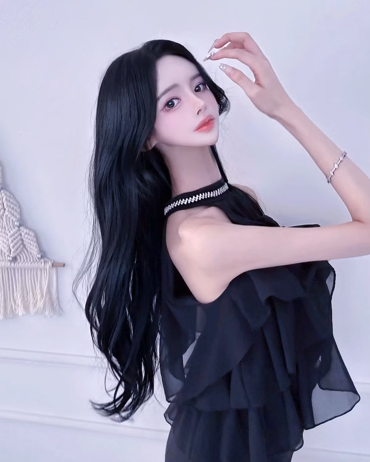 Đến cả body cũng được chỉnh hết công suất, cánh tay tong teo, eo siêu nhỏ nhưng vòng 1 lại khủng. Thậm chí, phần khung cảnh phía sau cũng bị xê dịch, méo mó do thao tác bóp quá đà.