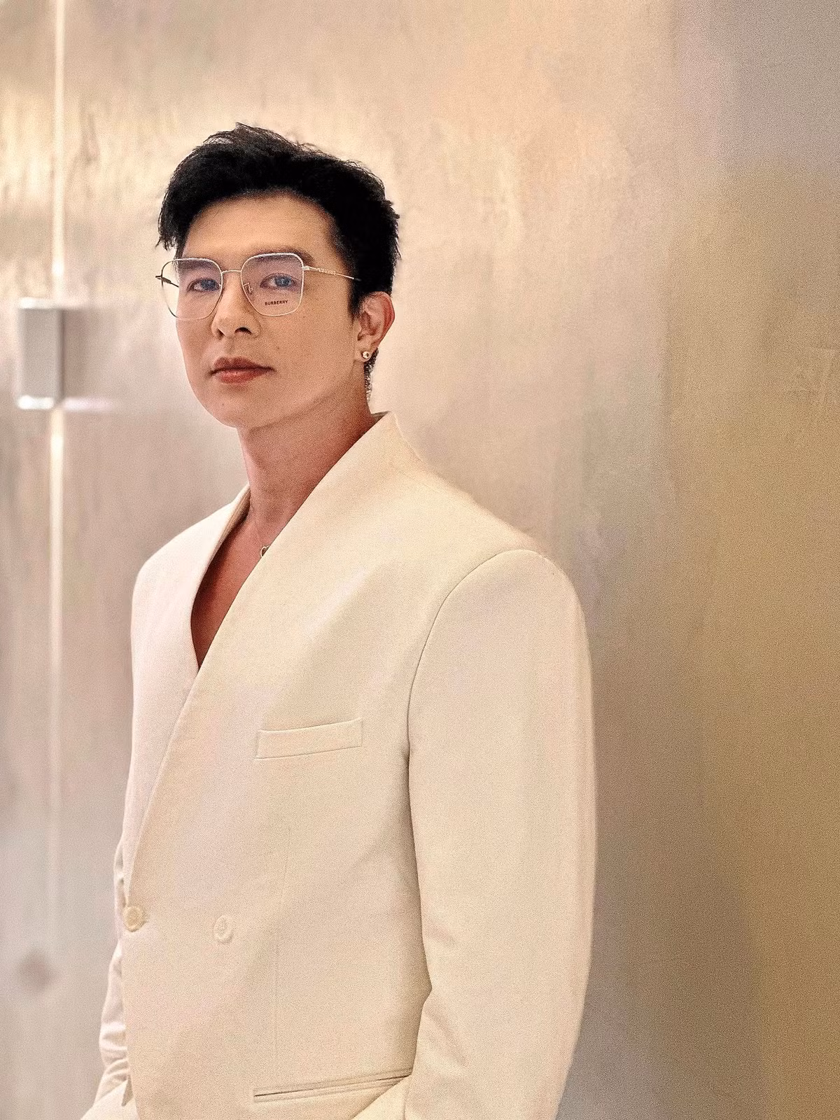 Ngoài gym, Steven Nguyễn còn dành thời gian tập võ thuật, bắn súng cùng ê-kíp trong suốt một tháng trời trước khi bấm máy. Ảnh sử dụng trong bài: FBNV