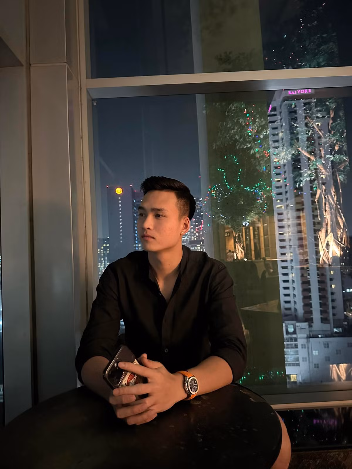 Ngoài sân cỏ, Việt Anh sớm có cuộc sống sung túc: tậu siêu xe Porsche 5 tỷ, trước đó mua nhà và xe sang tặng bố mẹ để báo hiếu. Khối tài sản bạc tỷ của nam cầu thủ khiến không ít người phải ngưỡng mộ.