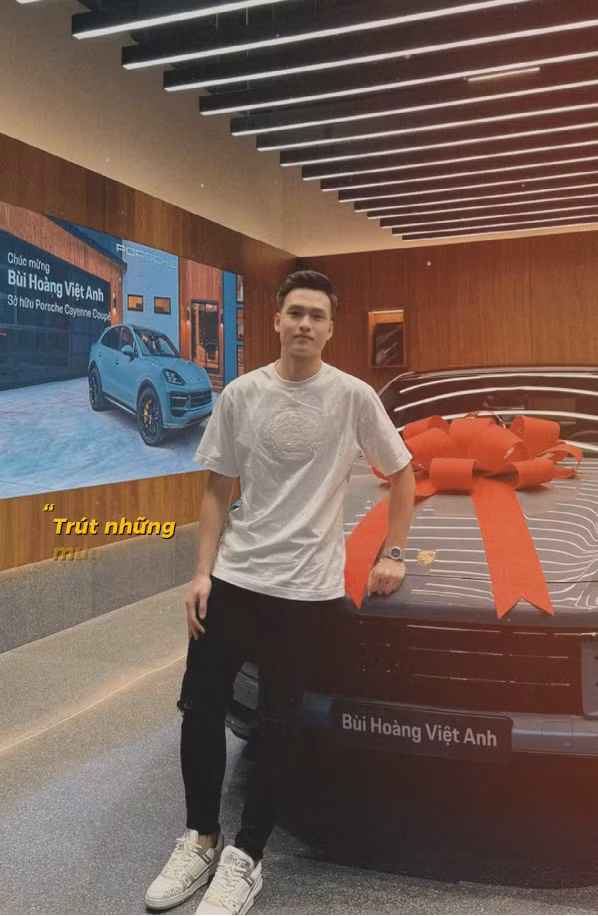 Trong dàn cầu thủ điển trai của đội tuyển Việt Nam, Bùi Hoàng Việt Anh là cái tên vô cùng quen thuộc. Cao 1m84, gương mặt điển trai, vibe nam tính, body 8 múi chuẩn chỉnh, trung vệ sinh năm 1999 luôn nằm trong top những tuyển thủ có visual nổi bật nhất đội tuyển.