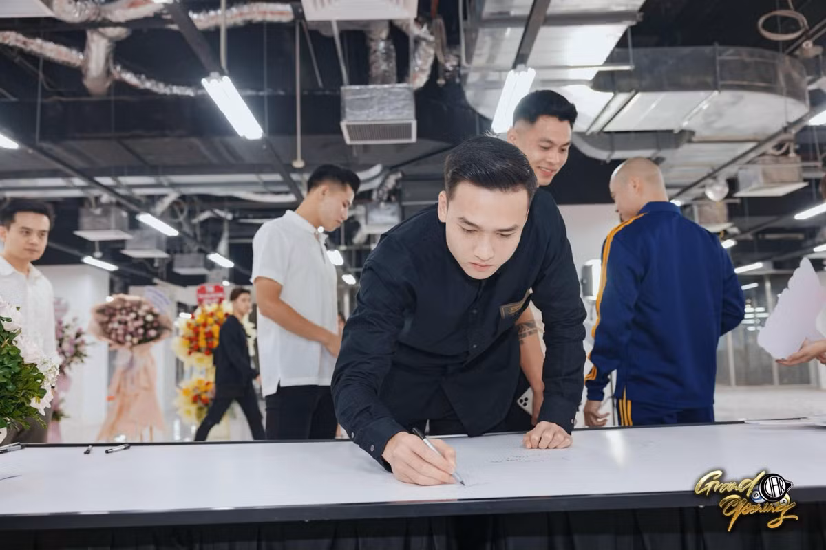 Giữa combo "đẹp trai - tài giỏi - giàu có", trung vệ sinh năm 1999 vẫn khiến nhiều fan nữ vừa bất ngờ vừa mừng thầm khi đến nay chưa từng công khai bạn gái.