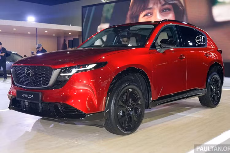 Mazda CX-5 2026 thế hệ thứ ba vừa chính thức xuất hiện tại Triển lãm Di động Quốc tế Kuala Lumpur (KLIMS) 2026, đánh dấu xlần đầu tiên mẫu SUV này được giới thiệu công khai tại Malaysia sau gần một năm ra mắt toàn cầu.