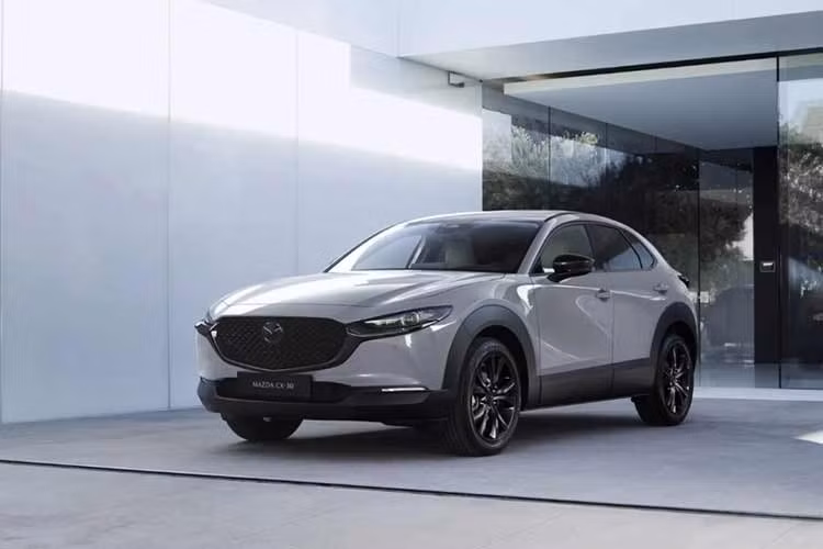 Mazda CX-30 là mẫu SUV đô thị đã có mặt trên thị trường từ năm 2019 nhưng đến nay vẫn chưa nhận được một bản nâng cấp giữa vòng đời đúng nghĩa. Thay vào đó, Mazda chỉ tiếp tục làm mới mẫu SUV cỡ B này với những thay đổi nhẹ. Phiên bản 2027 mới ra mắt tại châu Âu là một ví dụ điển hình.