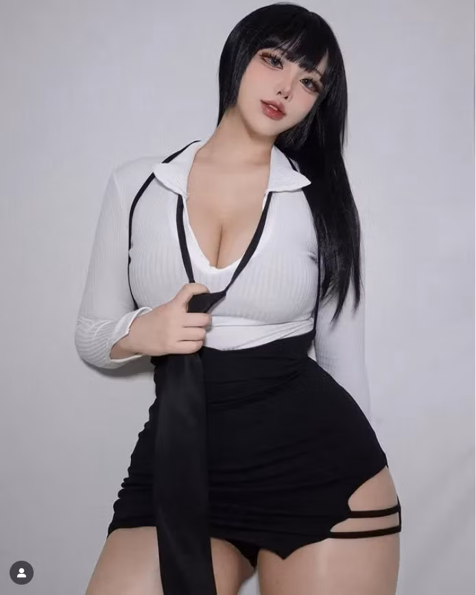 Nhiều người cho rằng sức hút của Yasal không chỉ đến từ ngoại hình, mà còn nhờ khả năng tạo dáng và kiểm soát biểu cảm trước ống kính rất chuyên nghiệp.