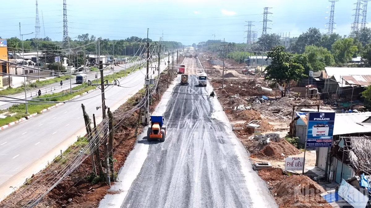 Tuyến đường có quy mô 10 làn xe đang bị chậm tiến độ so với kế hoạch đề ra.