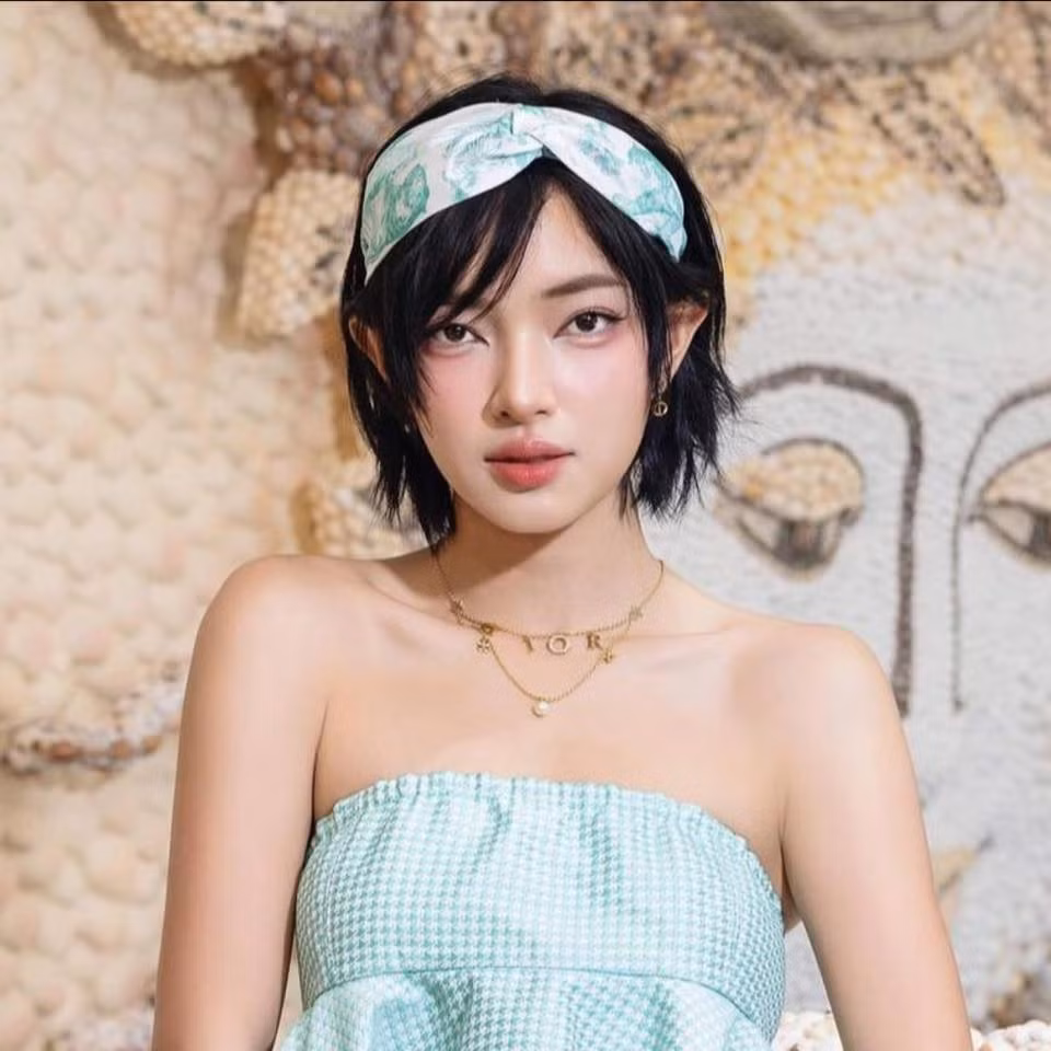 Có thể nói, giữa dàn "em xinh", Châu Bùi vẫn nổi bật theo cách rất riêng - khỏe khoắn, quyến rũ nhưng vẫn cực kỳ sang và thời thượng.