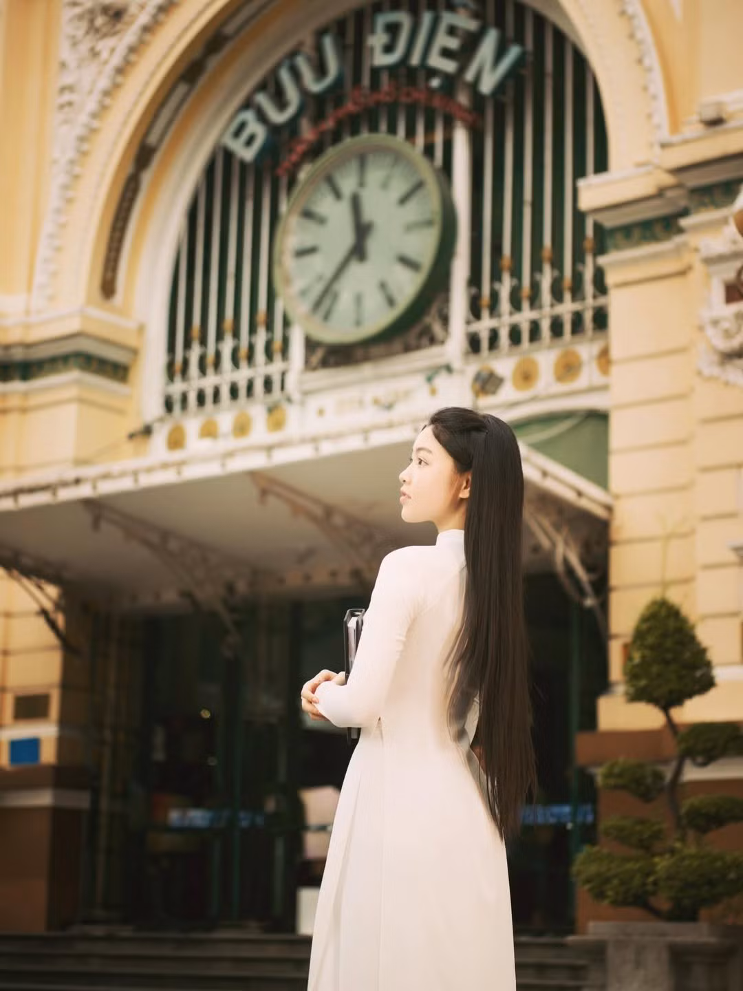 Không chỉ xinh đẹp, Lọ Lem còn sở hữu thành tích học tập và bộ kỹ năng khiến nhiều người ngưỡng mộ. Sinh năm 2006, cô là con gái lớn của MC Quyền Linh và doanh nhân Dạ Thảo, đồng thời là chị gái của Mai Thảo Ngọc (Hạt Dẻ).