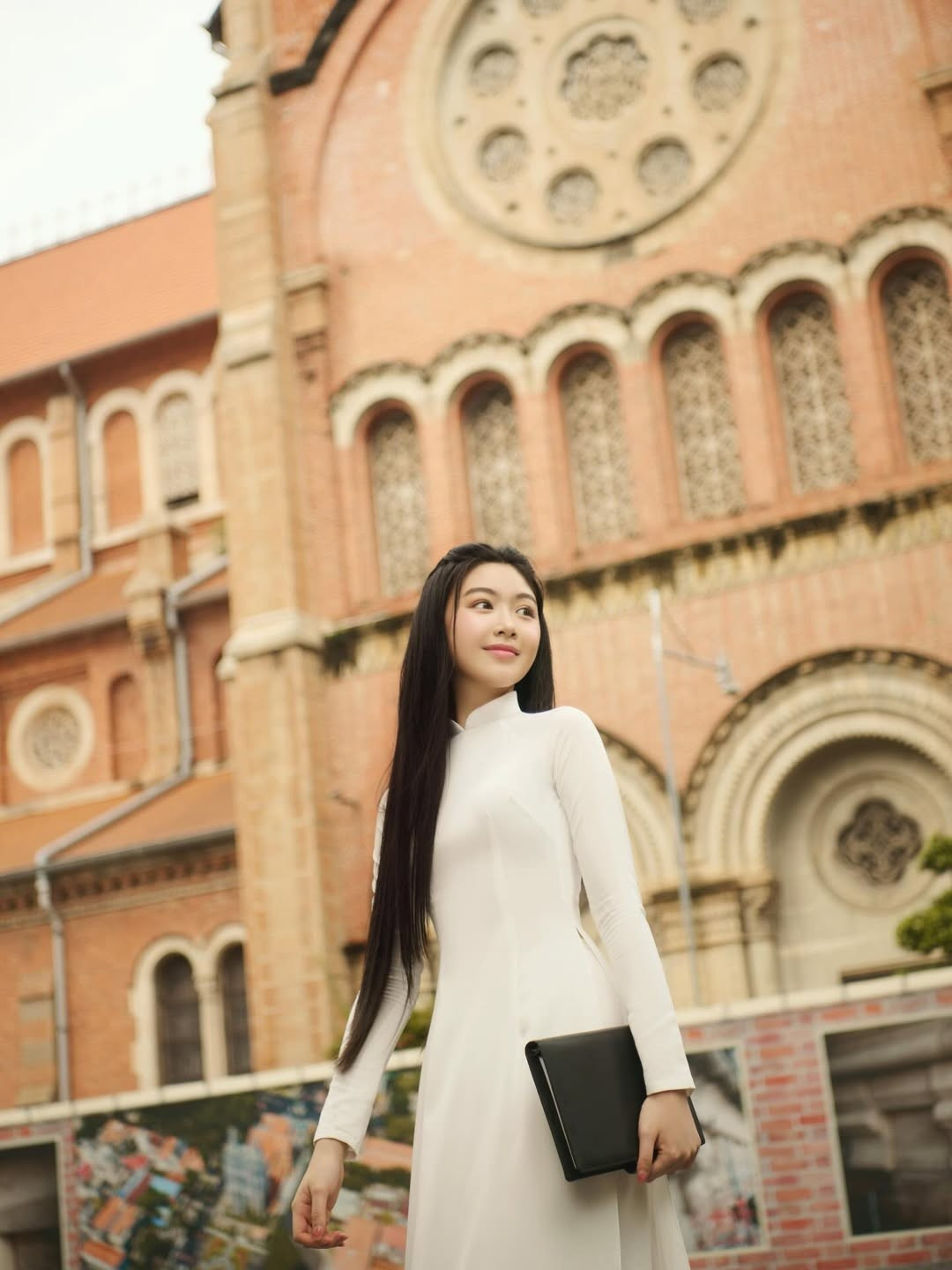 Lọ Lem tốt nghiệp THPT với bằng Danh dự (Honours) và nhiều điểm A trong chương trình IGCSE. Dù nhận thư mời từ các trường nghệ thuật quốc tế, cô quyết định chọn Việt Nam để tiếp tục con đường học tập.