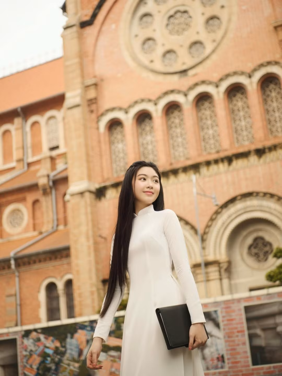 Lọ Lem tốt nghiệp THPT với bằng Danh dự (Honours) và nhiều điểm A trong chương trình IGCSE. Dù nhận thư mời từ các trường nghệ thuật quốc tế, cô quyết định chọn Việt Nam để tiếp tục con đường học tập.