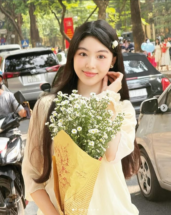 Lọ Lem được biết đến là một cô gái đa năng khi có khả năng vẽ, chơi nhạc cụ, chụp ảnh, trong đó từng giành giải nhất FOBISIA ở mảng nhiếp ảnh, thông thạo tiếng Anh, tham gia nhiều hoạt động ngoại khóa như bóng rổ, nhảy, catwalk hay sở hữu tư duy nghệ thuật tinh tế, thường tự thực hiện những bộ ảnh mang phong cách riêng.