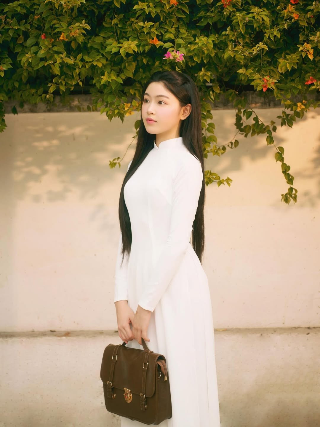 Trong những bức ảnh, Lọ Lem khoác lên mình tà áo dài trắng tinh khôi – trang phục vốn tôn lên sự mềm mại và những đường nét thanh thoát của người mặc.