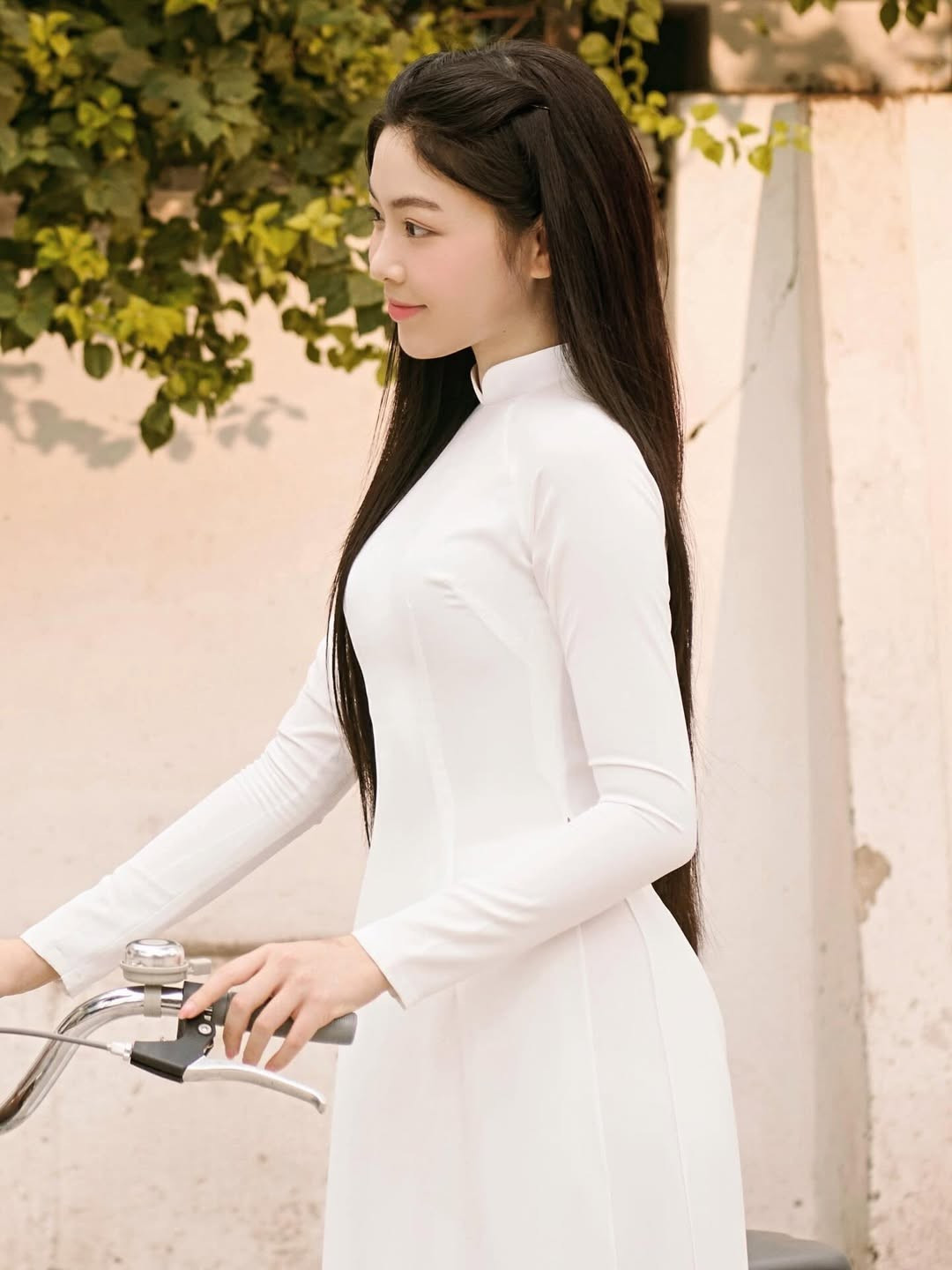 Ánh mắt trong veo, nụ cười chúm chím e ấp của Lọ Lem càng khiến hình ảnh thêm phần thơ mộng, như bước ra từ một thước phim học đường.