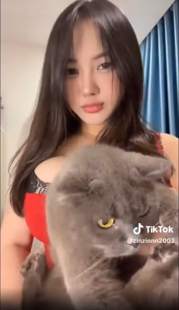 Đặc biệt, Zin vẫn trung thành với phong cách gợi cảm nhẹ nhàng, cuốn hút nhưng không phô trương, khiến người xem không thể rời mắt.