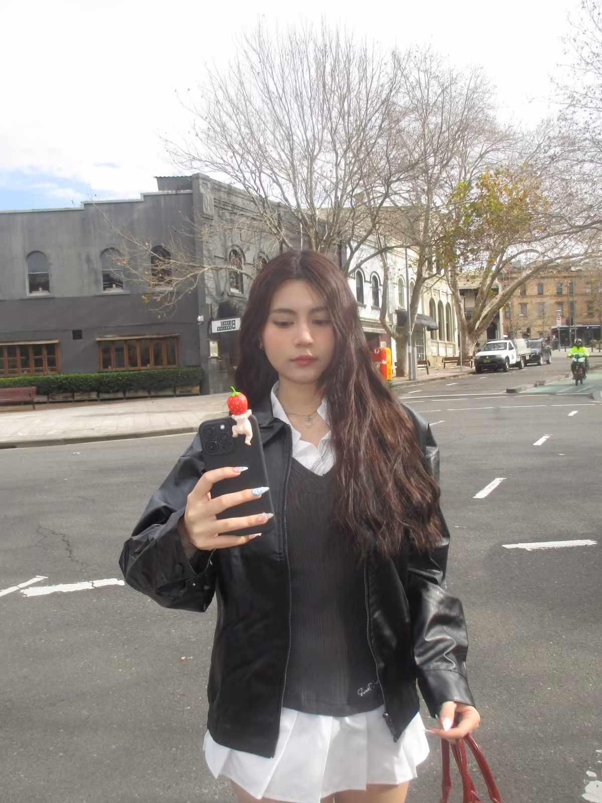 Hạt Dẻ thường xuất hiện với phong cách năng động, cá tính.