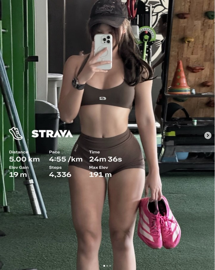 Dường như có thể thấy, sức nóng của đoạn clip đến từ outfit thể thao năng động cùng body cực kỳ sắc nét của jel___ly.