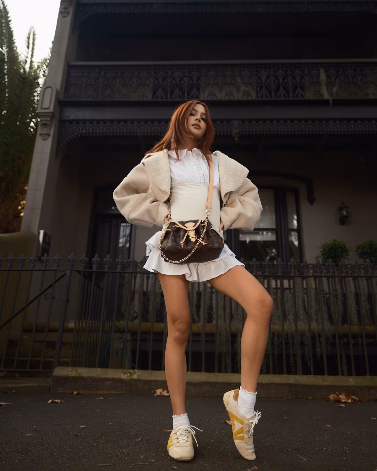 Cuối tháng 5, Lily chia sẻ story trên Instagram khi dùng bữa tại một nhà hàng phong cách Địa Trung Hải ở Australia. Cô diện đầm ôm sát màu nâu rượu vang, cổ cao không tay phối cùng layout trang điểm son nude đặc trưng. Nhan sắc của hot girl sinh năm 1994 được nhận xét không thay đổi nhiều so với thời nổi đình đám cách đây vài năm.