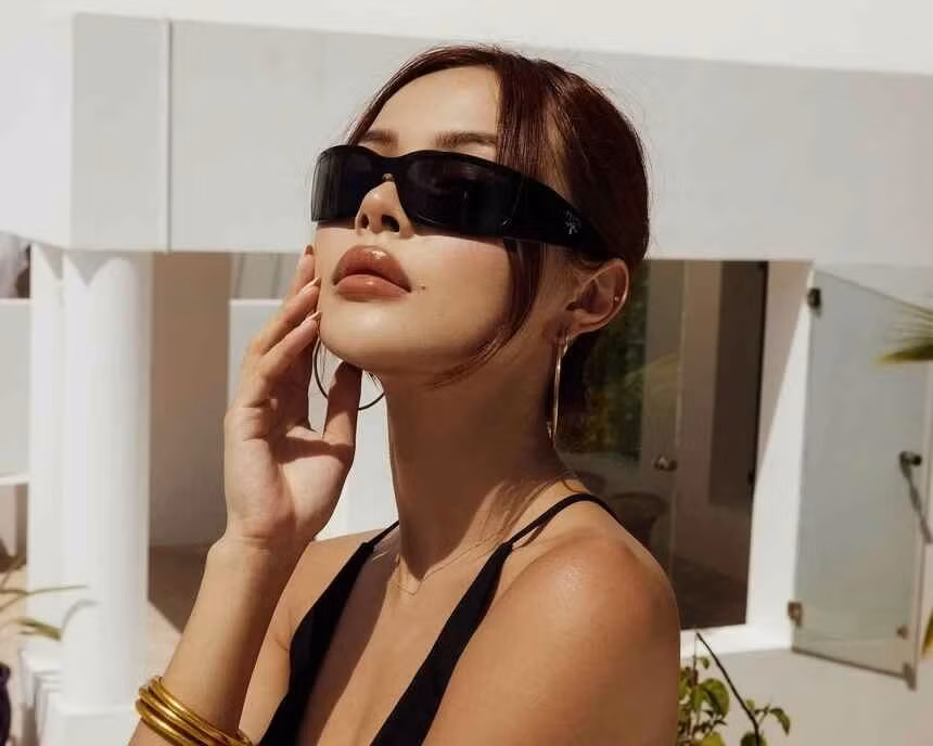 Lily Maymac (tên thật Lily Macapinlac, sinh năm 1994) là người mẫu Philippines hiện sinh sống tại Australia.