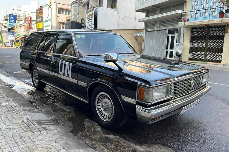 Ngoại thất xe Toyota Crown Wagon máy dầu Turbo này sơn đen bóng, cùng bộ mâm đa chấu kép màu bạc, nội thất xe lại được bọc da màu đỏ nhưng khá chói lóa, nhưng dù có độ thêm gì, thì bên trong khoang lái xe không thể thiếu 2 bảo bối của chủ nhân, hộp đựng gạt tàn xì gà và hộc đựng cà phê.