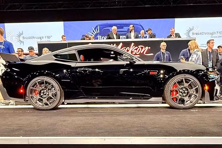 Chiếc xe Ford Mustang Dark Horse SC được trưng bày tại sự kiện Barrett-Jackson sở hữu những trang bị đặc biệt của gói Track Pack Special Edition chỉ có trên phiên bản năm 2026.