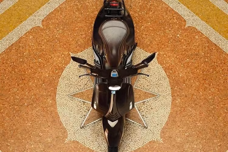 Điểm nhấn độc đáo nhất nằm ở khu vực dưới yên xe với hình móng ngựa cách điệu và chữ V biểu tượng của Vespa. Hệ thống khung gầm vẫn duy trì kết cấu thép liền khối kết hợp cùng các chi tiết nhôm nhẹ như vành đúc đa chấu, chắn bùn và ốp hông.