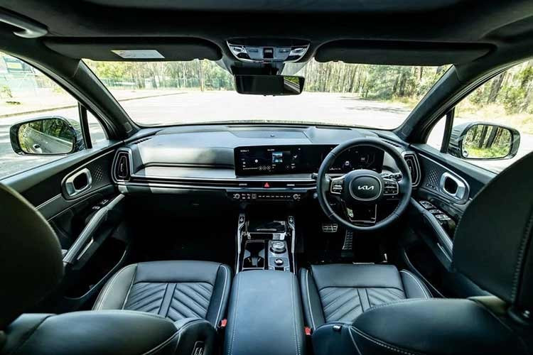 Cùng lúc, bốn phiên bản trang bị động cơ xăng V6 3.5L hút khí tự nhiên dẫn động cầu trước đang bước vào giai đoạn xả hàng và sẽ ngừng sản xuất trong quý II năm 2026. Điều này đồng nghĩa với việc Sorento sắp mất đi vị thế là mẫu xe duy nhất tại thị trường Úc cung cấp đủ cả bốn loại hệ truyền động: xăng, dầu, hybrid và plug-in hybrid.