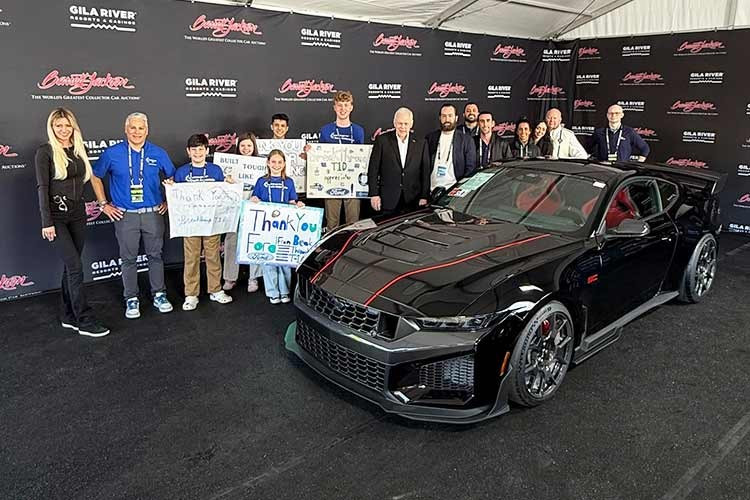 Cánh gió phía sau, có thể tạo thêm lực ép xuống 620 lb (280 kg) ở tốc độ 180 mph (có sẵn với gói Track Pack), và hộp số ly hợp kép, sẽ làm nên tên tuổi của Dark Horse SC, bất kể màu sơn nào.