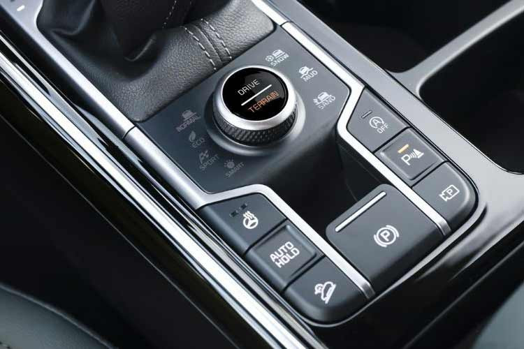 Ngoài ra còn có đầy đủ túi khí phía trước, bên hông, trung tâm và rèm che cho hai hàng ghế đầu. Riêng phiên bản GT-Line được bổ sung camera điểm mù, hệ thống hỗ trợ phanh khi lùi đỗ, cảnh báo mở cửa nâng cao, cảm biến đỗ xe bên và camera 360 độ. Hai tính năng mới nhất là hệ thống hỗ trợ giữ làn nâng cấp và cảm biến phát hiện tay lái cũng hiện diện trên bản cao cấp này.