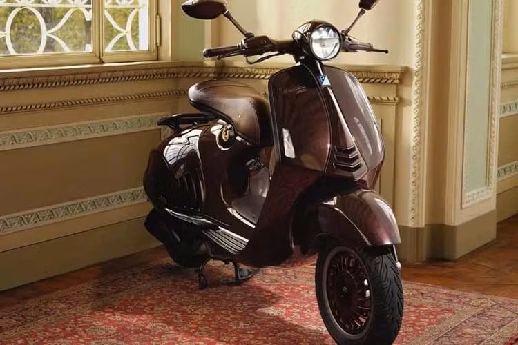 Tại thị trường Việt Nam cũng như thế giới, các dòng xe "chơi" giới hạn thường bị đẩy giá lên cao do nhu cầu biếu tặng và sưu tầm tăng đột biến dịp Tết, chính vì vậy mà giới chơi xe dự đoán Vespa 946 Horse 2026 sẽ sớm cháy hàng.