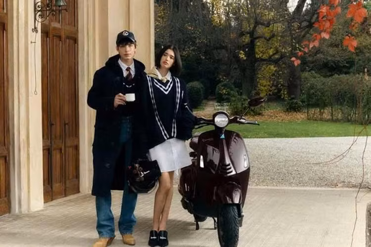 Vespa 946 Horse 2026 mới cho năm con Ngựa (Bính Ngọ) là mẫu xe thứ tư trong bộ sưu tập đặc biệt này, sau các phiên bản Thỏ, Rồng và Rắn. 946 Horse không chỉ đơn thuần là một phương tiện di chuyển mà còn là biểu tượng tôn vinh tinh thần tự do, sự thông minh và thanh lịch của cung Ngựa