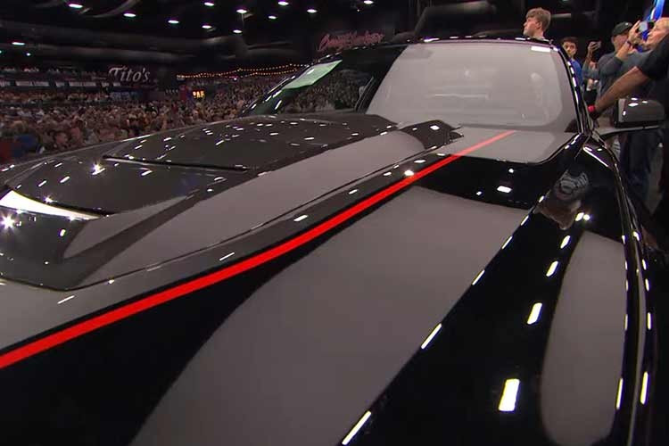 Đây là chiếc xe cơ bắp Ford Mustang Dark Horse SC Track Pack Special Edition màu đen bóng (Shadow Black) mang số VIN 001. Phiên bản Dark Horse mạnh mẽ sẽ chính thức ra mắt tại các showroom vào mùa hè này.