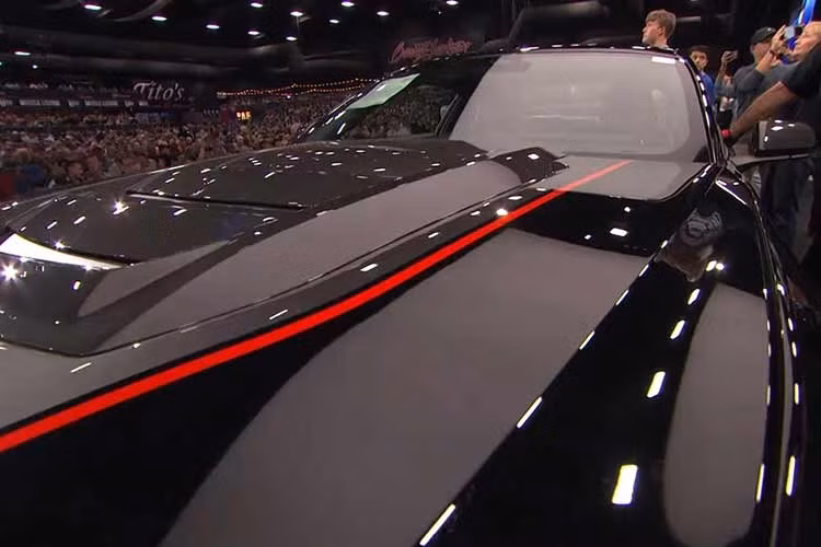 Đây là chiếc xe cơ bắp Ford Mustang Dark Horse SC Track Pack Special Edition màu đen bóng (Shadow Black) mang số VIN 001. Phiên bản Dark Horse mạnh mẽ sẽ chính thức ra mắt tại các showroom vào mùa hè này.