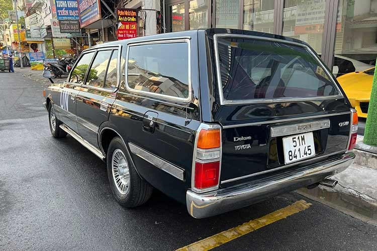 Người đó chính là "vua cà phê" Đặng Lê Nguyên Vũ, ông rất hay xuất hiện cầm lái 1 chiếc xe Toyota Crown Custom 1971 màu xanh, tuy nhiên gần đây ông đã đổi gu khi chọn cầm lái 1 chiếc Toyota Crown thế hệ thứ 6, thuộc phiên bản Wagon và tất nhiên khi xe lăn bánh ngoài đường nó đã nhanh chóng thu hút giới mê xe.