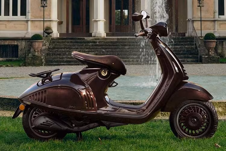 Tại thị trường Việt Nam, giá bán của siêu phẩm này đang là ẩn số nhưng chắc chắn sẽ không hề rẻ. Dựa trên mức giá 460 triệu đồng của bản Rắn năm 2025, giới kinh doanh xe nhận định giá Vespa 946 Horse khi về nước có thể dễ dàng vượt mốc nửa tỷ đồng.