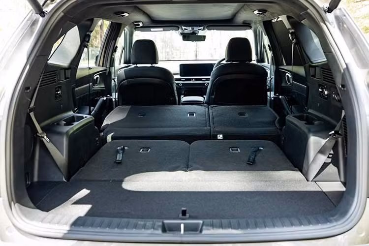 Kia Sorento 2026 tại thị trường Úc sẽ tiếp tục được phân phối với bốn cấp độ trang bị: S, Sport, Sport+ và GT-Line. Mỗi cấp độ đi kèm loạt trang bị đặc trưng, từ mâm hợp kim 17 đến 20 inch, đèn LED, điều hòa tự động hai vùng...