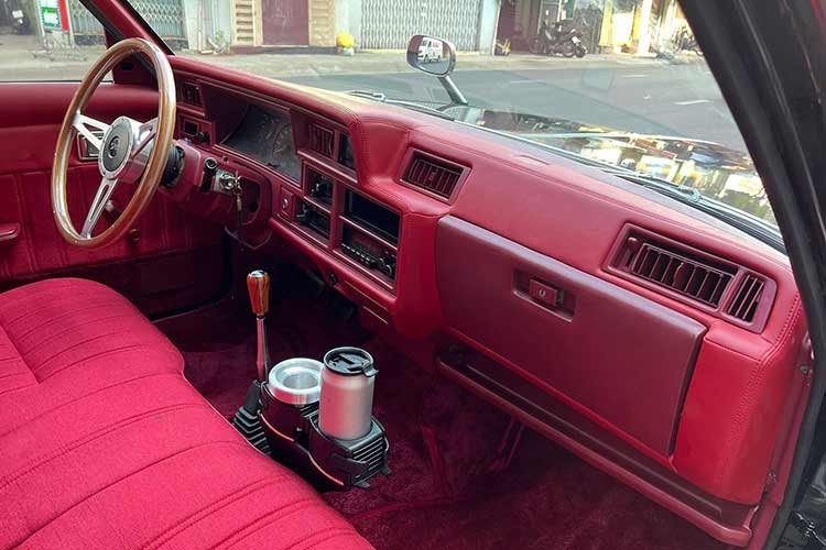 Ở một số thị trường xuất khẩu, chẳng hạn như Đông Nam Á, các động cơ sáu xi-lanh lớn hơn được trang bị bộ chế hòa khí. Trong các thông số kỹ thuật đó, động cơ 2.6 cung cấp 110 PSSAE net trong khi động cơ 2.8 tuyên bố 128 PS DIN hoặc 120 SAE net. Doanh số bán hàng ở Indonesia thấp và thế hệ này không được thay thế ở đó vào năm 1984, khi dòng Crown 120 xuất hiện.