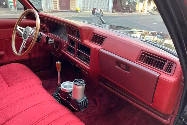 Ở một số thị trường xuất khẩu, chẳng hạn như Đông Nam Á, các động cơ sáu xi-lanh lớn hơn được trang bị bộ chế hòa khí. Trong các thông số kỹ thuật đó, động cơ 2.6 cung cấp 110 PSSAE net trong khi động cơ 2.8 tuyên bố 128 PS DIN hoặc 120 SAE net. Doanh số bán hàng ở Indonesia thấp và thế hệ này không được thay thế ở đó vào năm 1984, khi dòng Crown 120 xuất hiện.