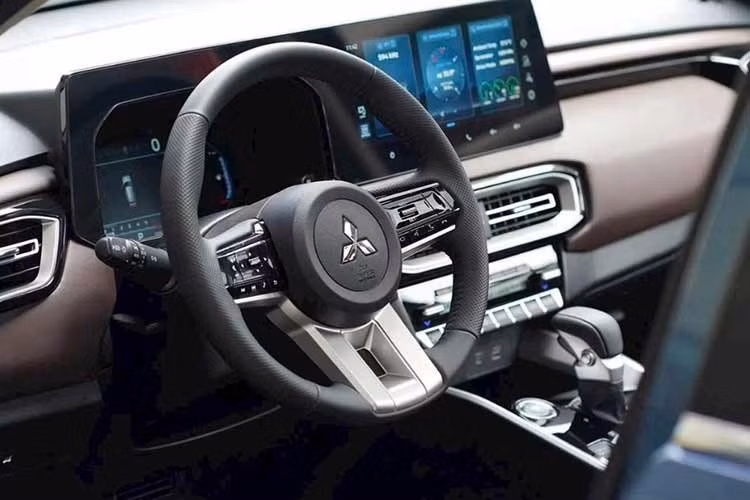 Nội thất của xe gây ấn tượng với không gian rộng rãi, thiết kế ba hàng ghế bọc da đục lỗ cho 7 người ngồi. Hàng ghế thứ hai và ba có thể gập phẳng hoàn toàn, hỗ trợ linh hoạt cho việc chứa hành lý. Xe được trang bị cửa sổ trời toàn cảnh mở điện, màn hình kỹ thuật số 8 inch sau vô-lăng và màn hình trung tâm cảm ứng cỡ lớn 12,3 inch.