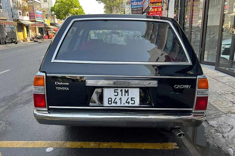 Một số tùy chọn có sẵn bao gồm la bàn điện tử, cửa sổ trời bằng kính, ghế lái chỉnh điện, hệ thống kiểm soát hành trình, bộ dò đài điện tử và sơn hai tông màu. Hệ thống điều hòa tự động cũng xuất hiện trên xe này với các nút điều khiển riêng biệt cho hành khách ngồi phía sau.